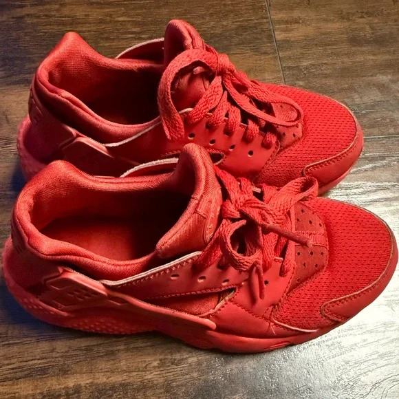 Nike Huarache Run Kids Red Sneakers Youth 4Y Triple Red Like New - Picture 4 of 10